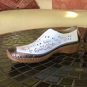 White and bronze leather shoes, size 38.